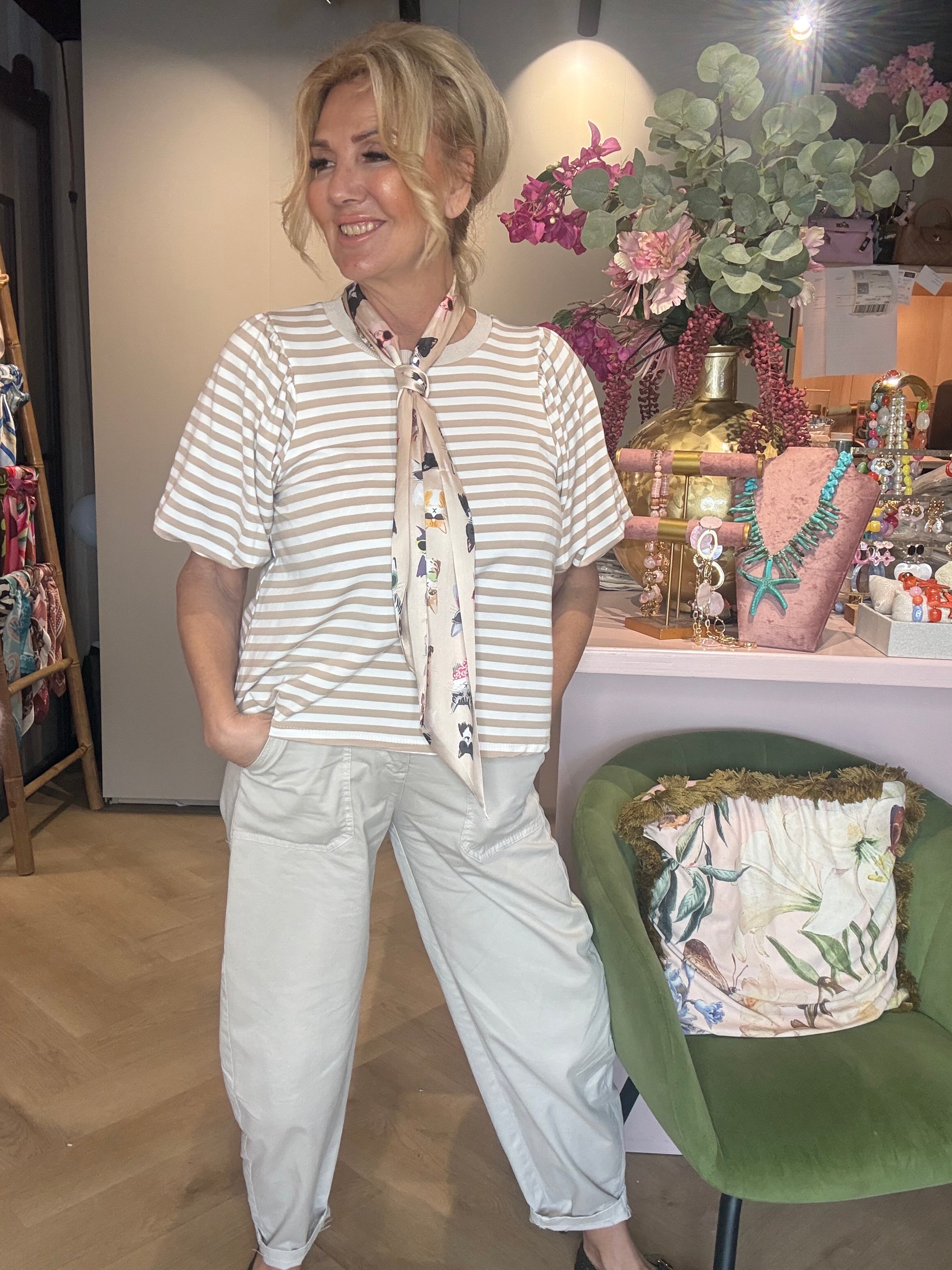 T-shirt med ballonærme og striber i beige